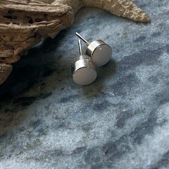 ๐Sale ๐2 for $10 NWOT never worn 2 tone white silver (color) post earrings - Picture 3 of 4